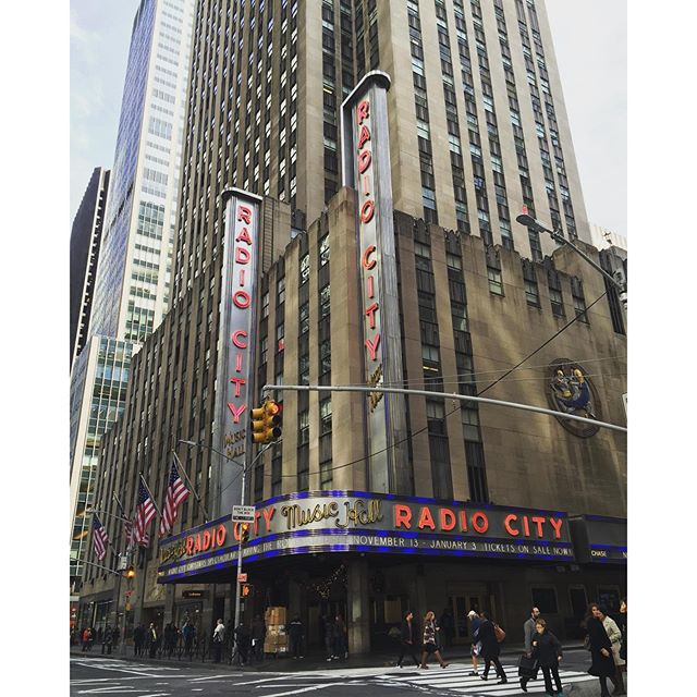 Radio City being decorated for Christmas #HappyBirthDIE #SkinnerCo