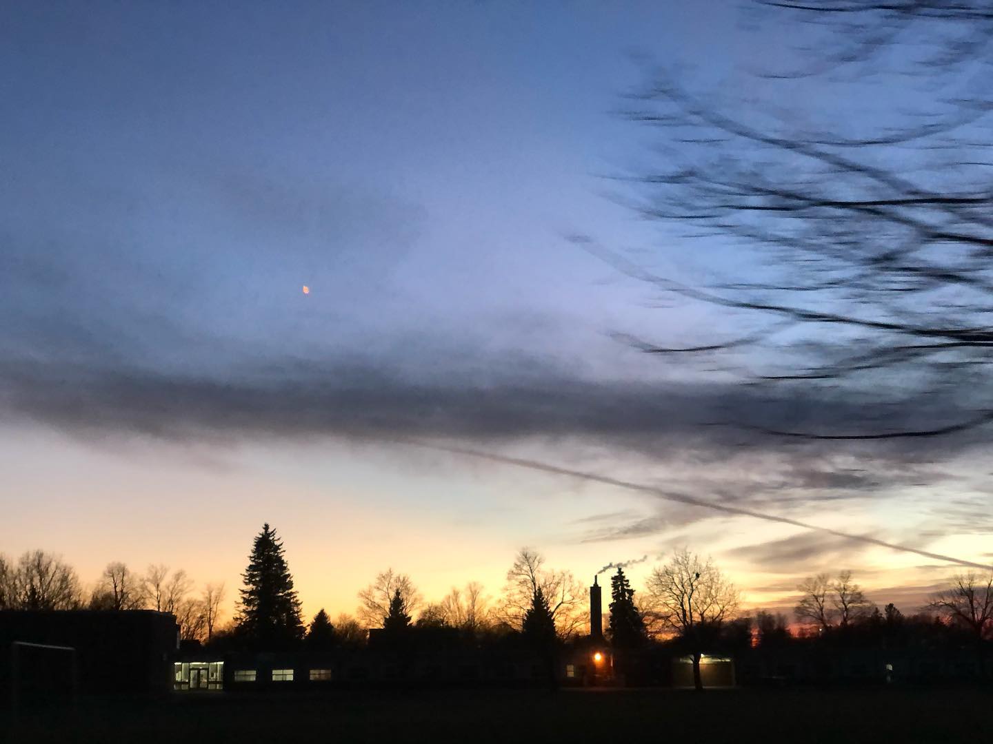 Night gathers on the horizon
